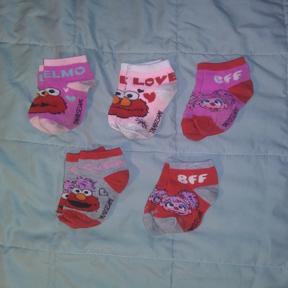 Sesame Street socks 2-3T - Picture 2 of 3